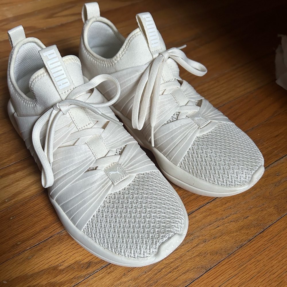 Women’s Puma cream sneakers 7.5